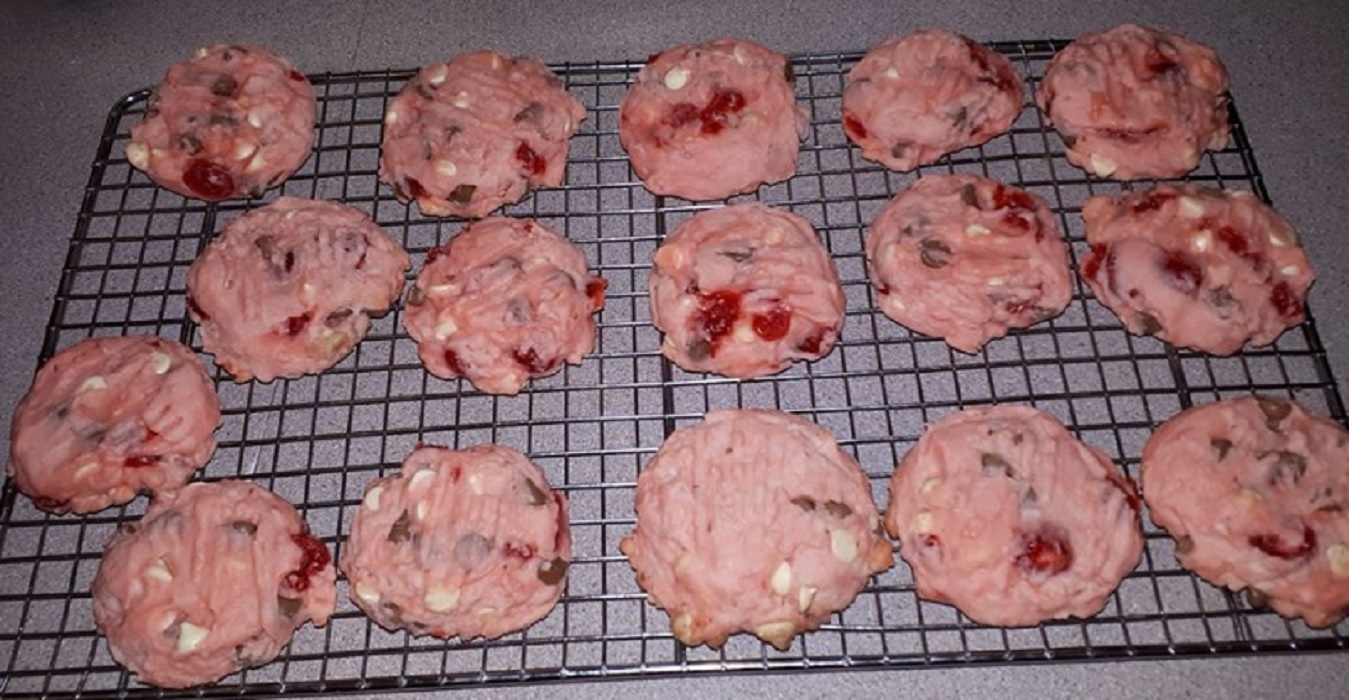 Recette: Biscuits aux cerises, chocolat au lait et blanc.