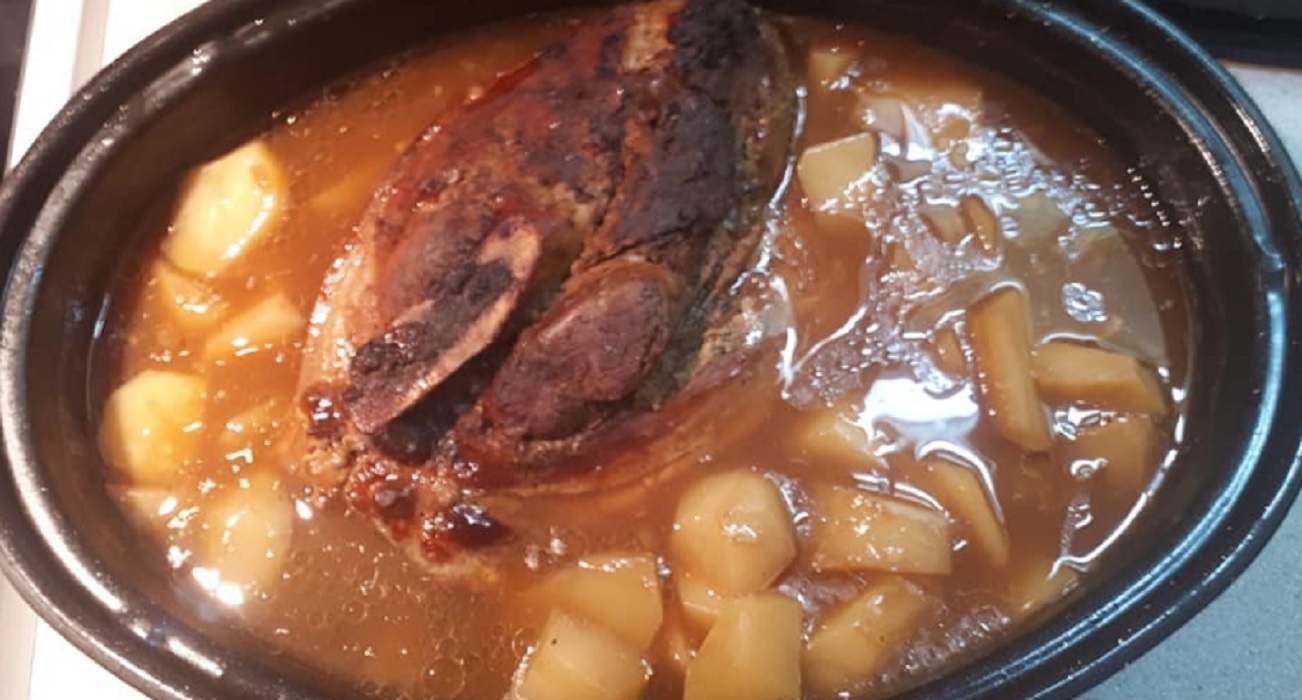 Recette: R�ti de porc, patates jaunes et bouillon cr�meux.