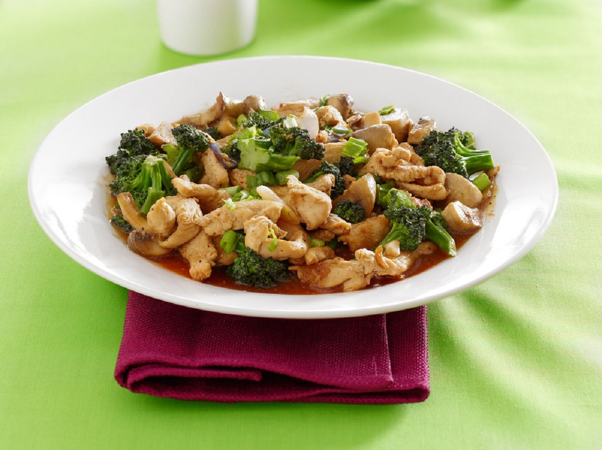 Ce saut� de poulet, champignons et brocolis est si facile et rapide � pr�parer que vous ne pourrez plus vous en passer.