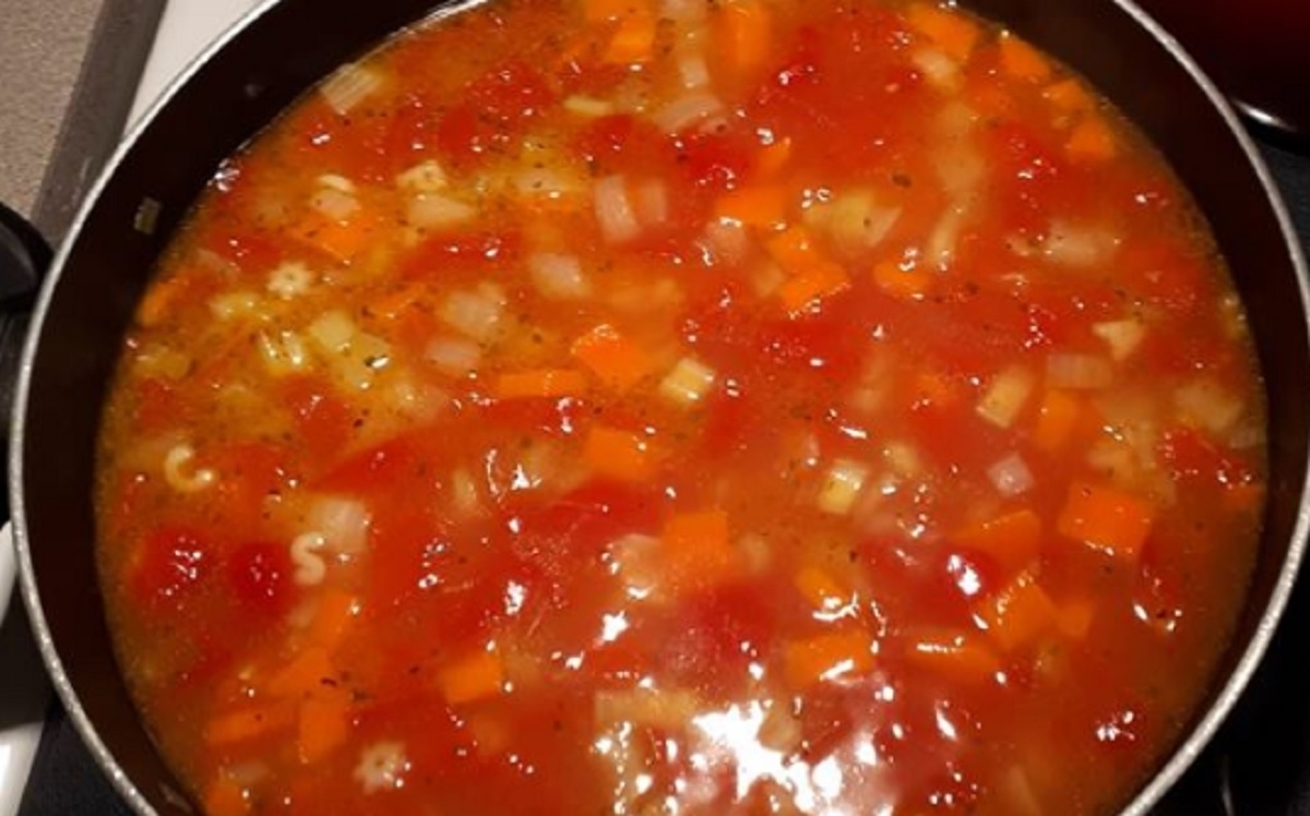 Cette soupe alphabet, tomates et l�gumes est parfaite pour les journ�es froides.