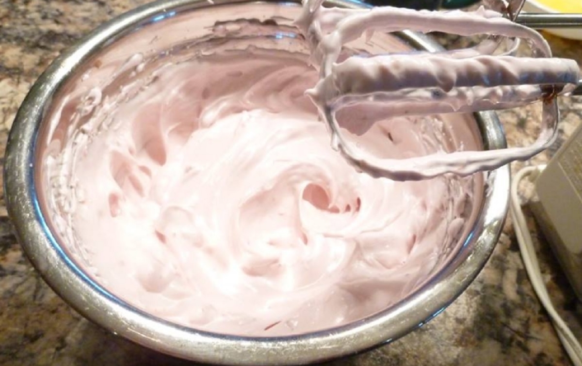 Cette mousse aux fraises d'antan est douce et savoureuse. 