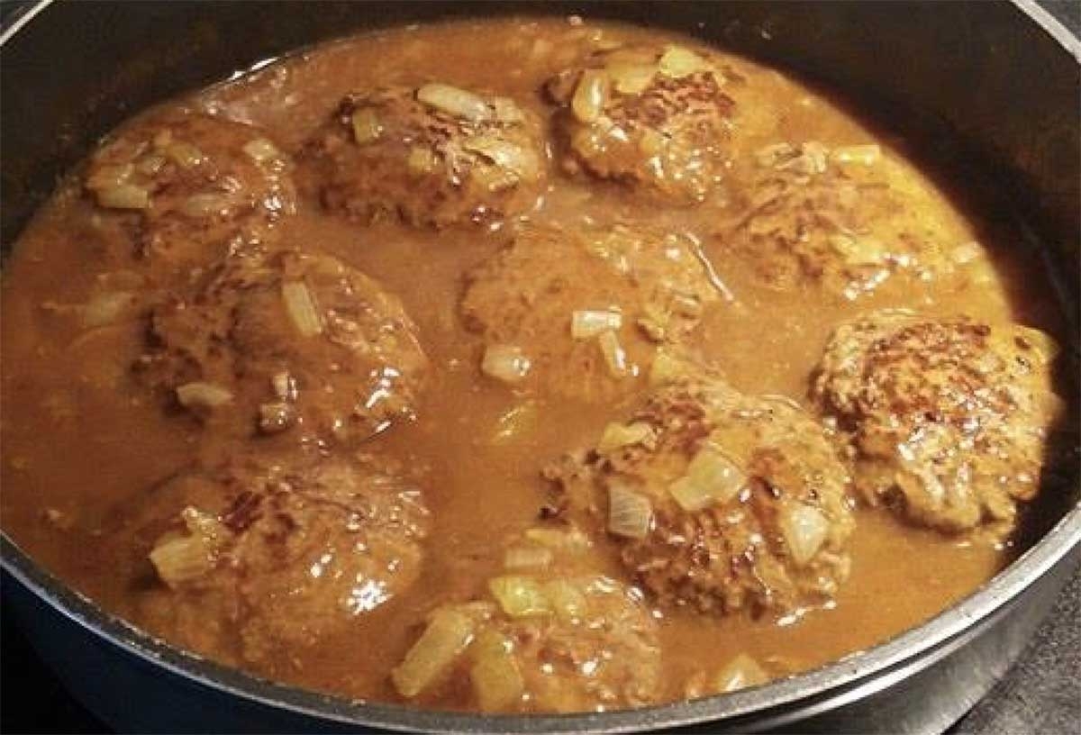 La semaine, je pr�pare souvent des boulettes de boeuf hach� dans la sauce brune. 