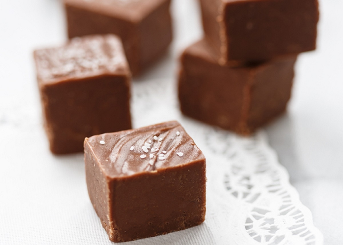 Cette recette de fudge rapide se fait en 2 temps 3 mouvements et est tout  fait dlicieux.