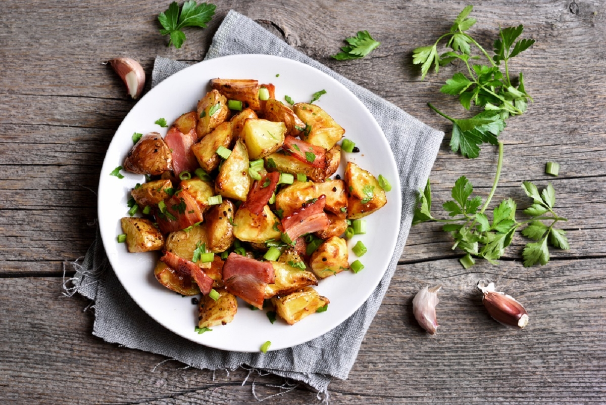 Pour le brunch, je pr�pare toujours ces pommes de terre r�ties au bacon, � l'ail et aux oignons