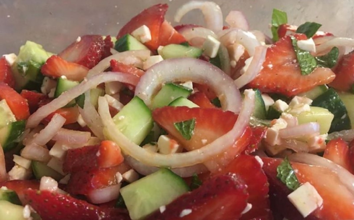 Une salade de fraises, concombre et menthe, excellent comme repas ou comme accompagnement. 