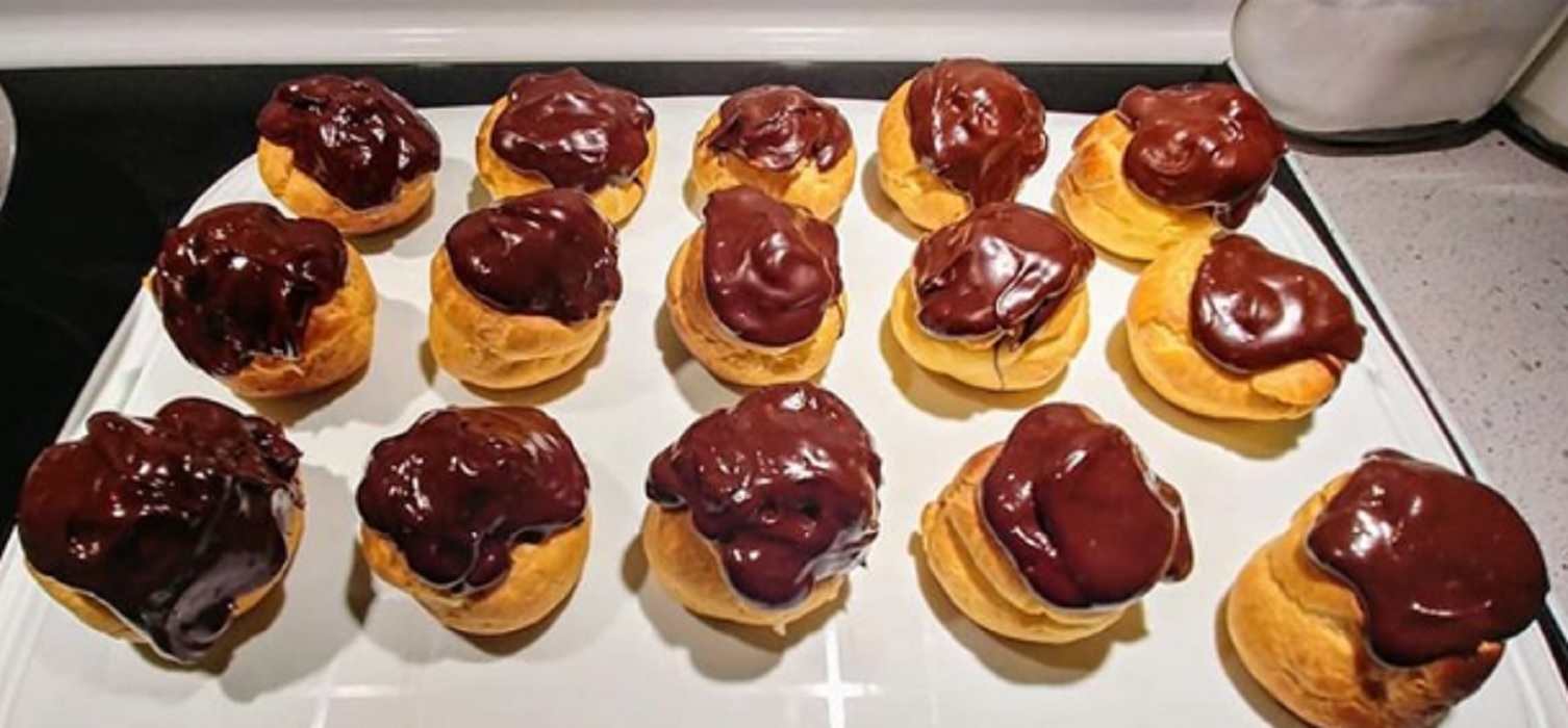 Recette: Choux � la cr�me, cr�me p�tissi�re au chocolat blanc et ganache au chocolat mi-sucr�.