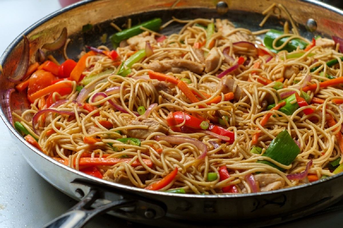 Le Lo Mein au poulet, tellement meilleur maison que celui pour emporter. 