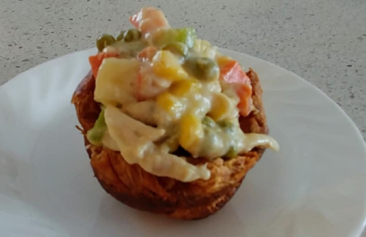 Recette: Vol au vent au poulet dans un bol de pain.