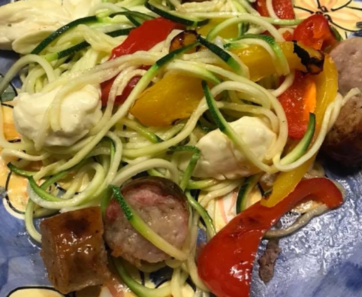 Recette: Plaque de saucisses, l�gumes et fromage en grain.