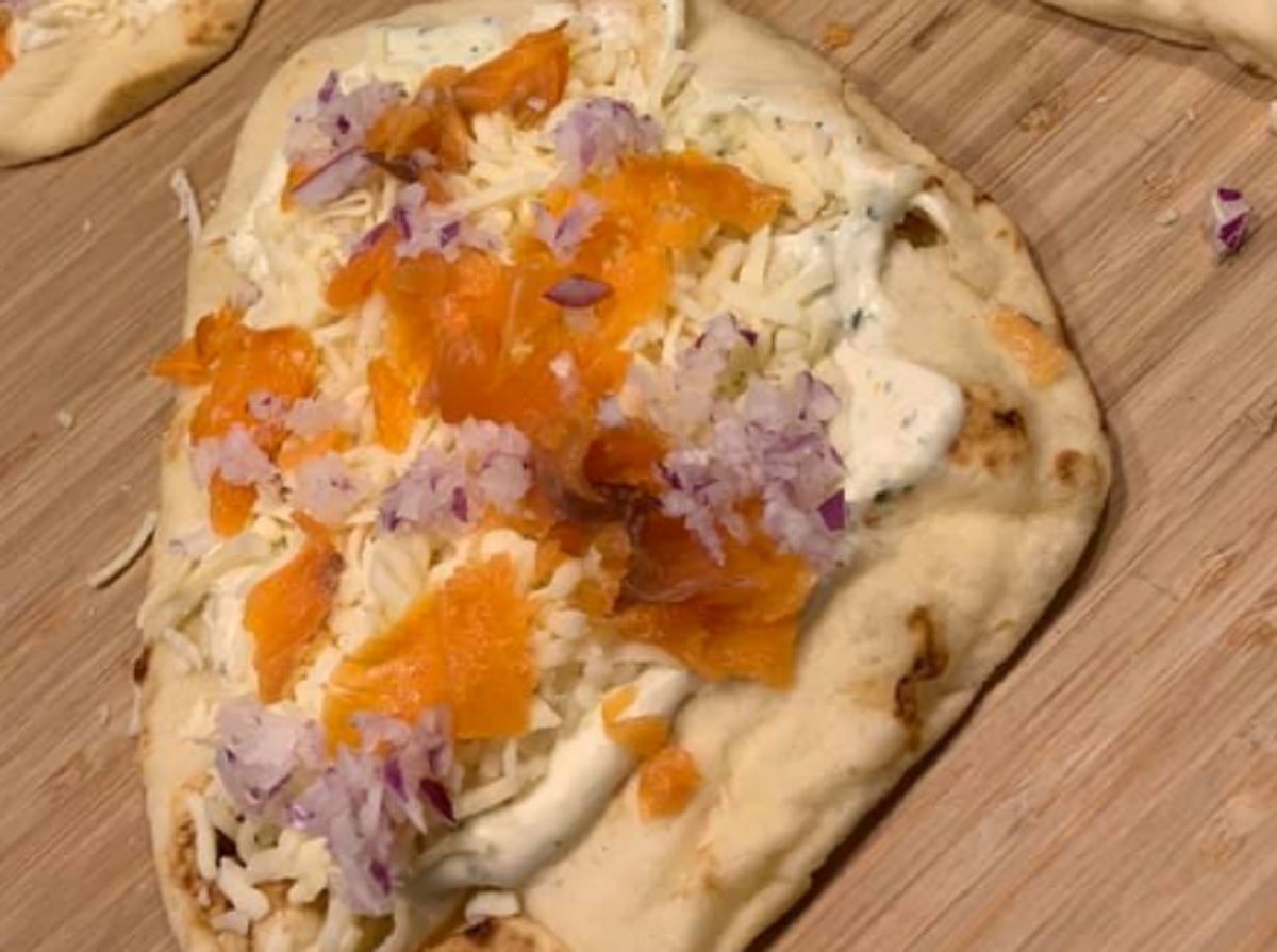 Recette: Pizza au saumon et fromage cr�meux.