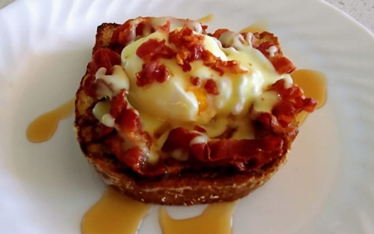 Recette: Oeufs b�n�dictines au bacon et � l'�rable, sur pain dor�.