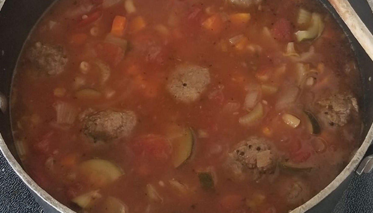 Recette: Soupe repas aux lgumes et boulettes de viande.