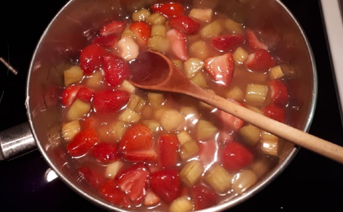 Recette: Sauce � la rhubarbe et aux fraises de m�m�.