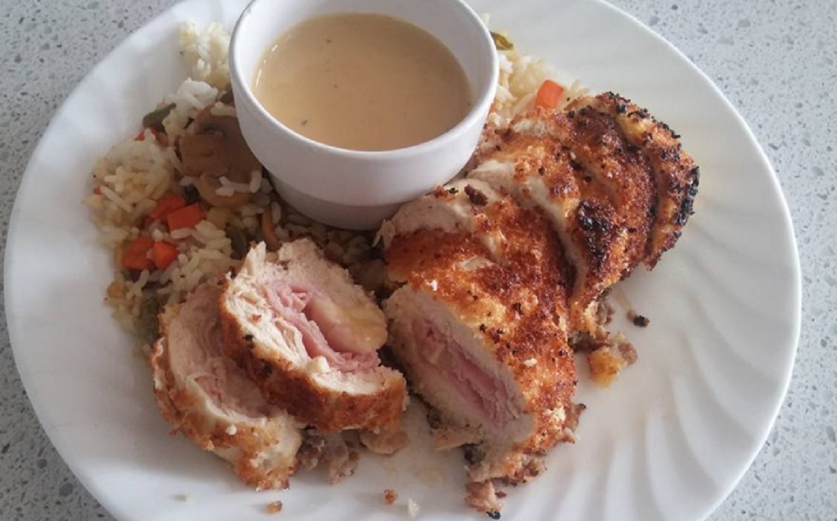 Recette: Poitrines de poulet cordon bleu � la mayo et sa sauce au vin blanc.