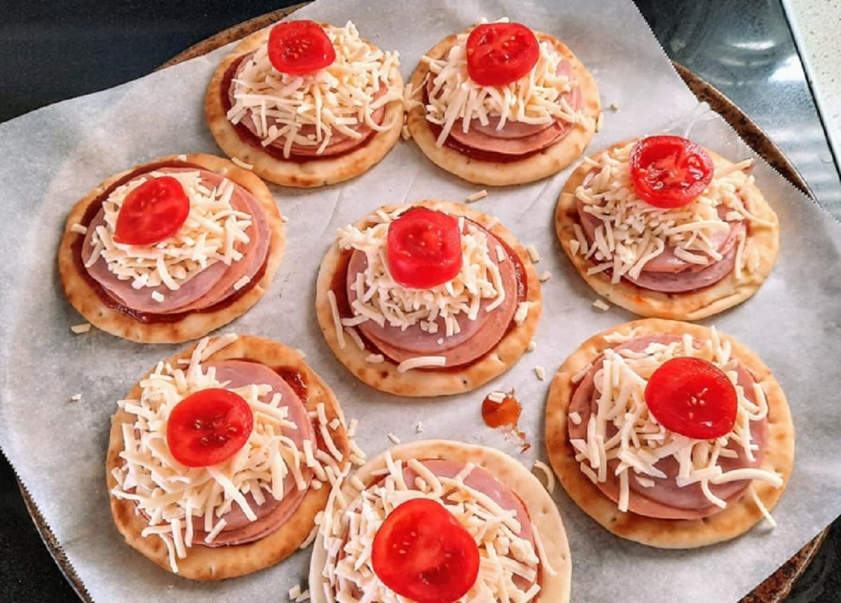 Recette: Pizza sur pain naan rond.