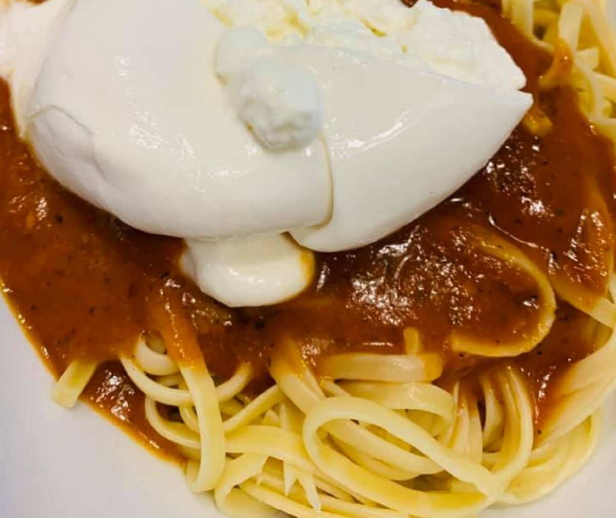 Recette: Fettuccine sauce tomate et burrata.