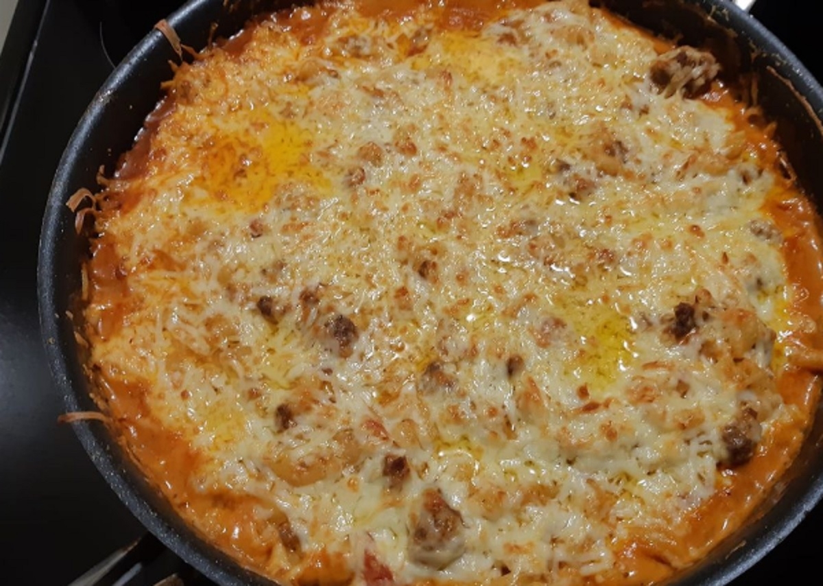 Recette: Mac and cheese  la viande,tomates, au petit crmeux Boivin et gratin au cheddar Boivin.