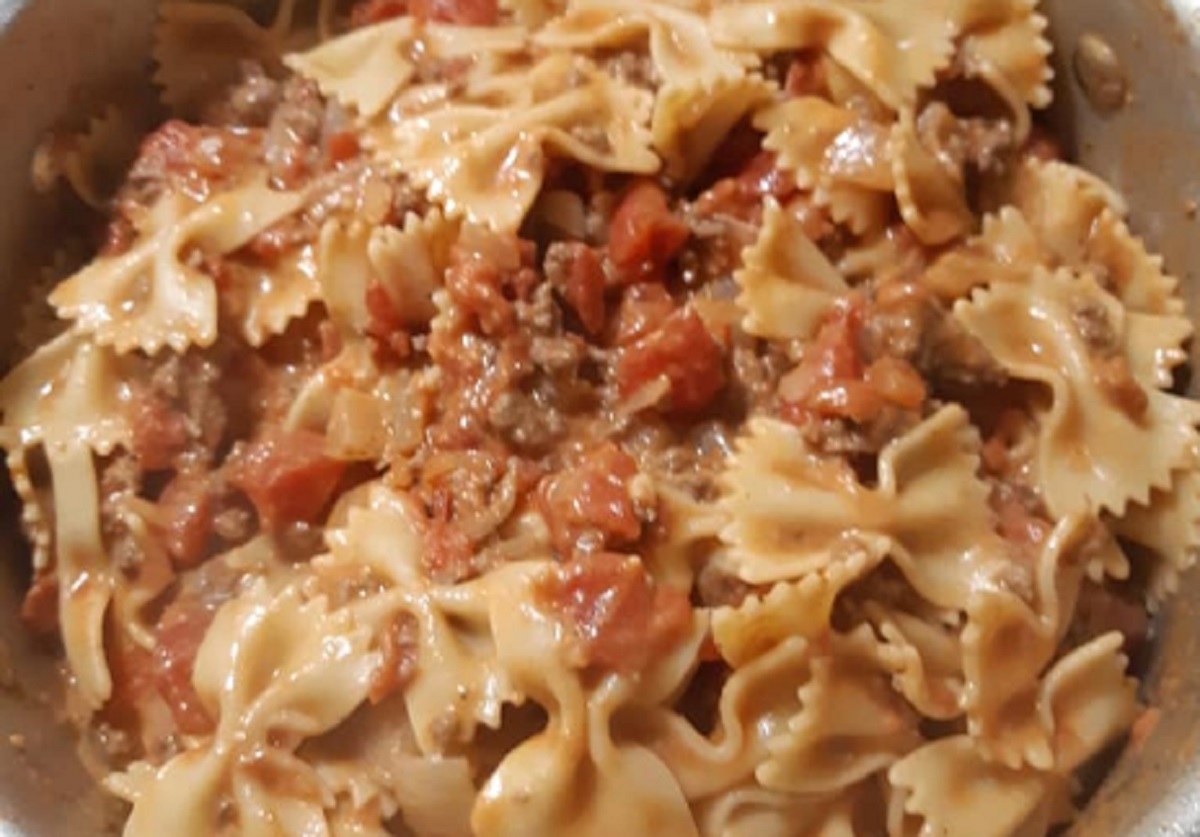 Recette: Boucles aux tomates de maman.