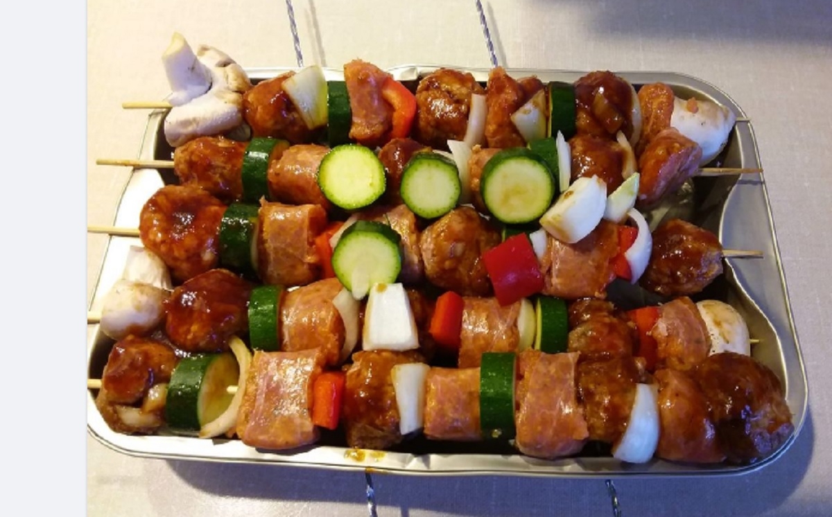 Recette: Brochettes de saucisses et boulettes de viandes.