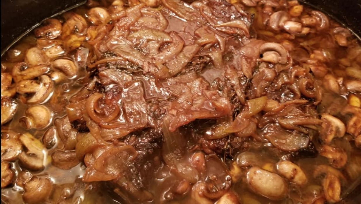 Recette: R�ti de palette aux oignons et aux champignons.