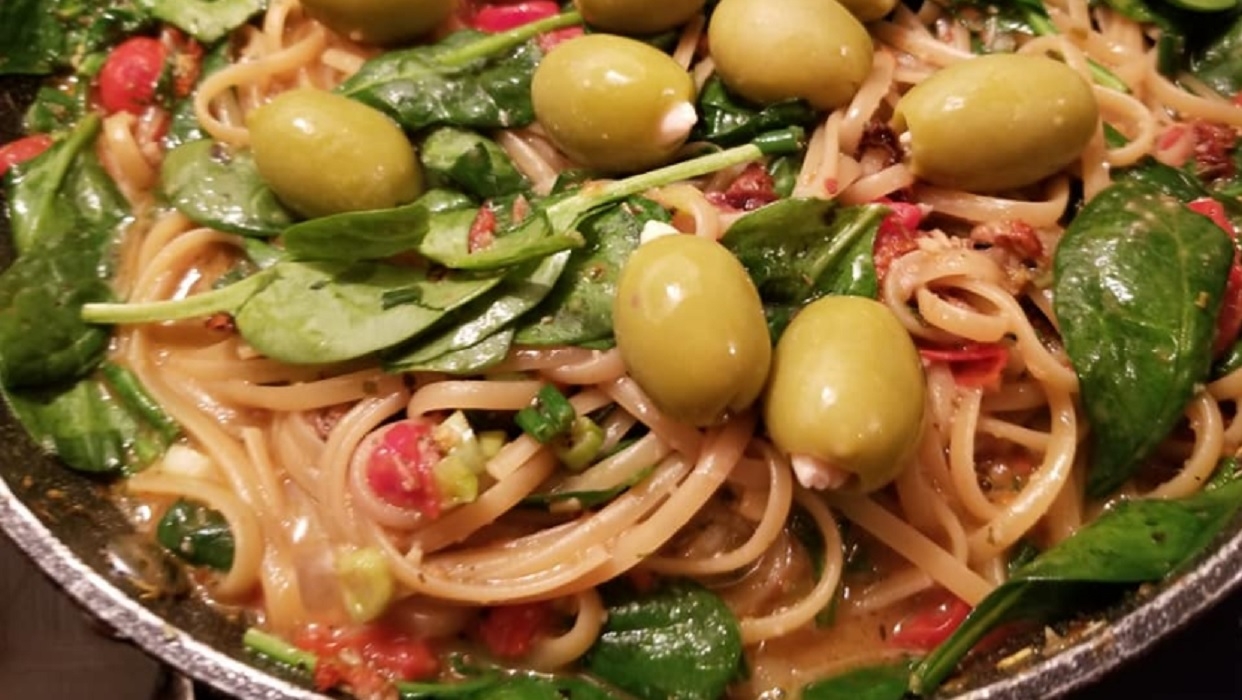 Recette: Linguine aux tomates, pinards et olives.
