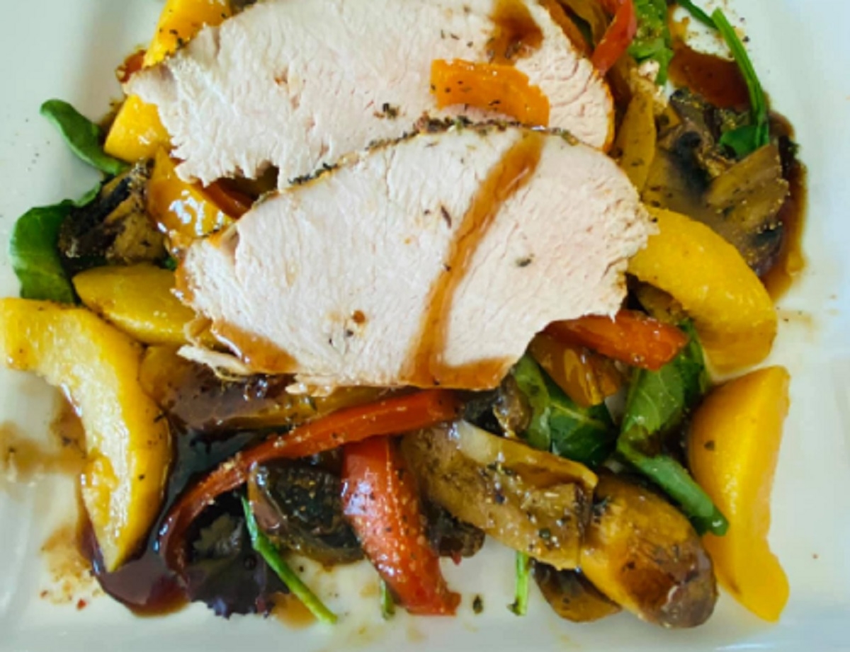 Recette: Salade de l�gumes grill�s, poitrine de poulet et p�ches.