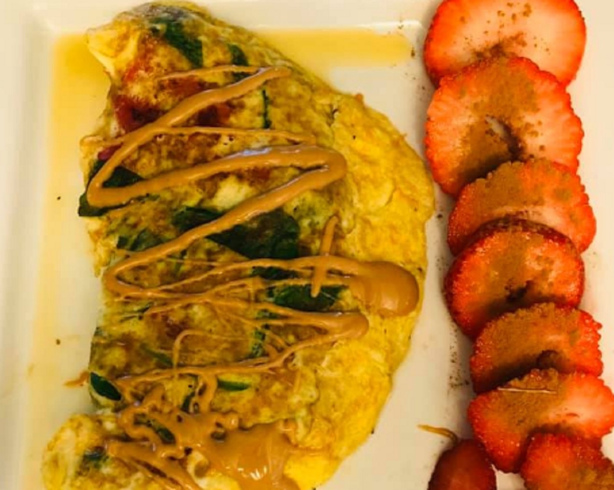 Recette: Omelette aux zucchinis et coulis de beurre d'amandes.