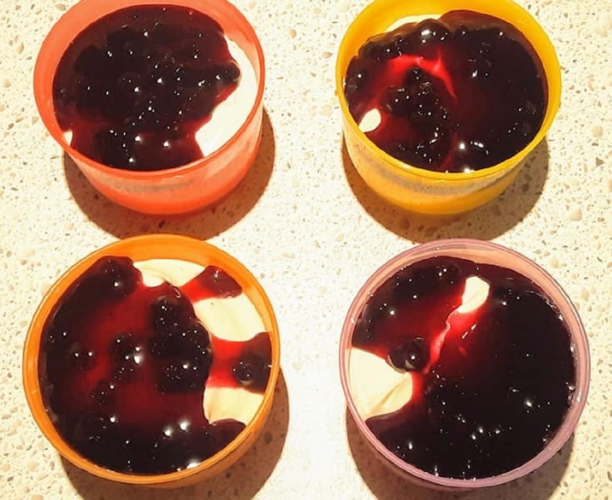 Recette: Dessert au fromage � la cr�me et sa confiture de bleuets.