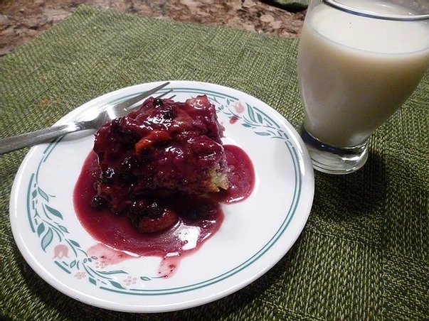 Recette: Pouding aux fraises et aux bleuets.