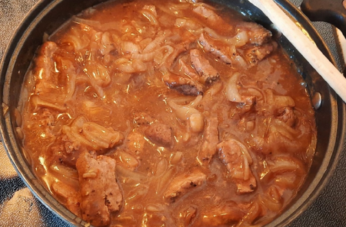 Recette: Lani�res de porc et oignon en sauce.