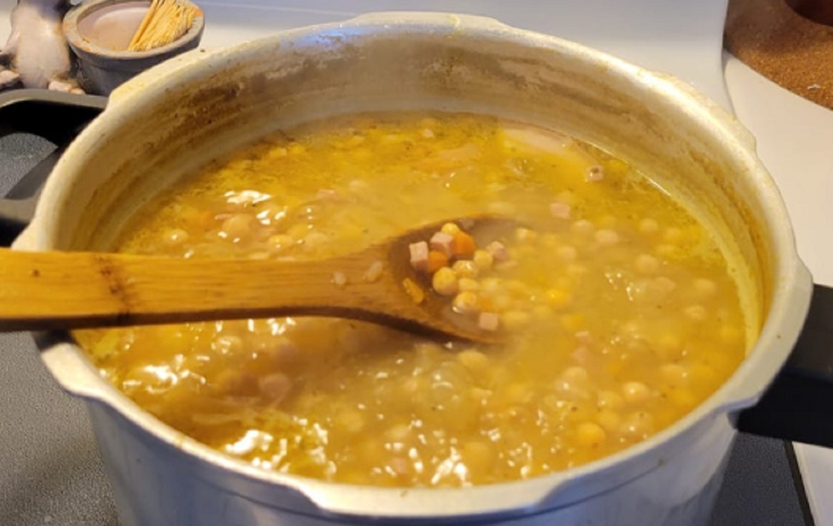 Recette: Soupe aux pois, jambon dans un bouillon de lgumes.