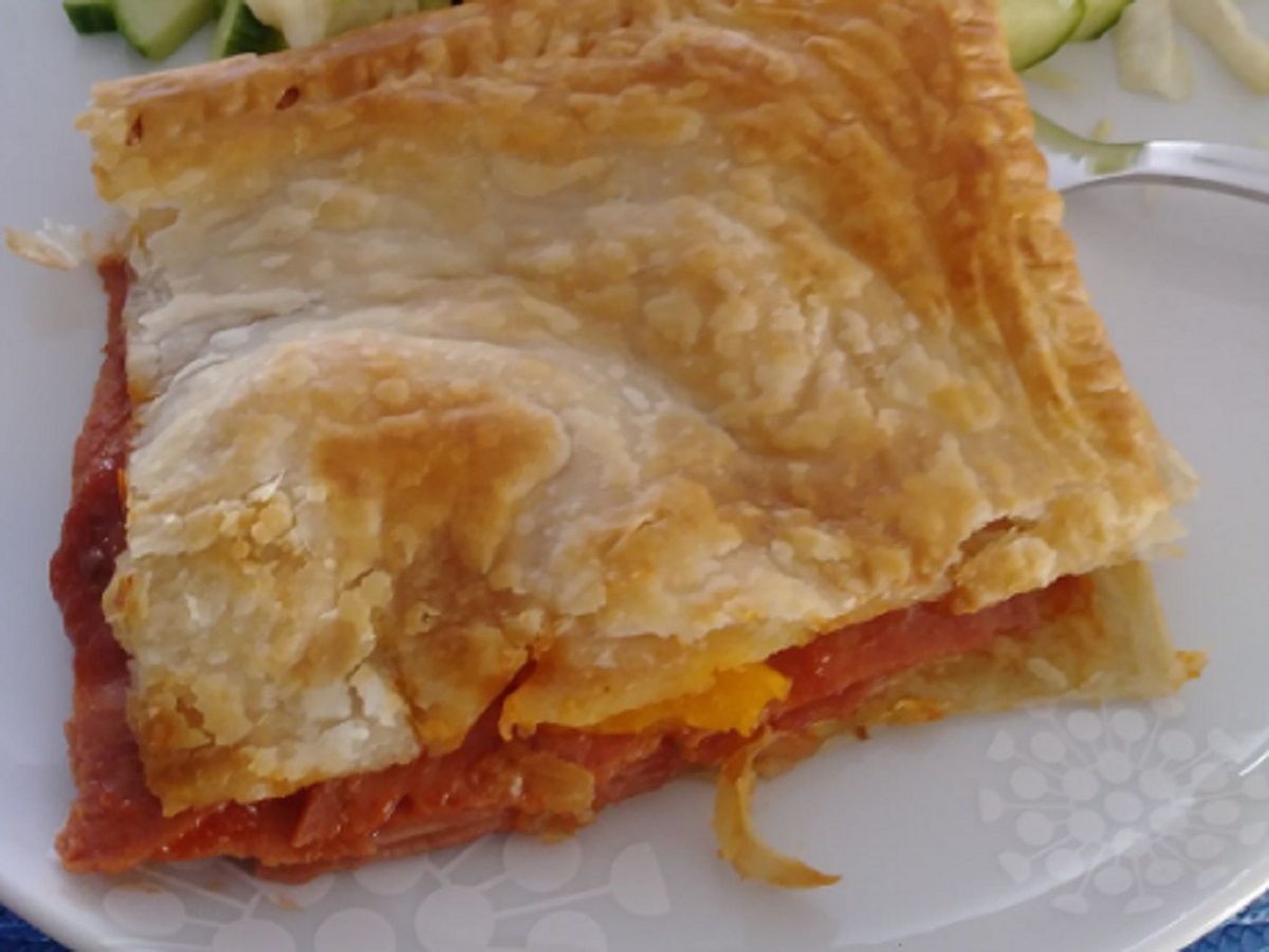 Recette: Feuillet�e aux viandes froides et sauce tomates.