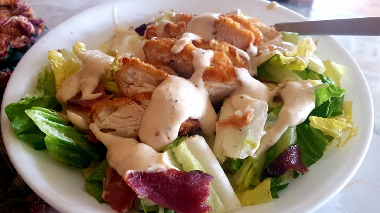 Recette: Salade csar aux filets de poulet pans.