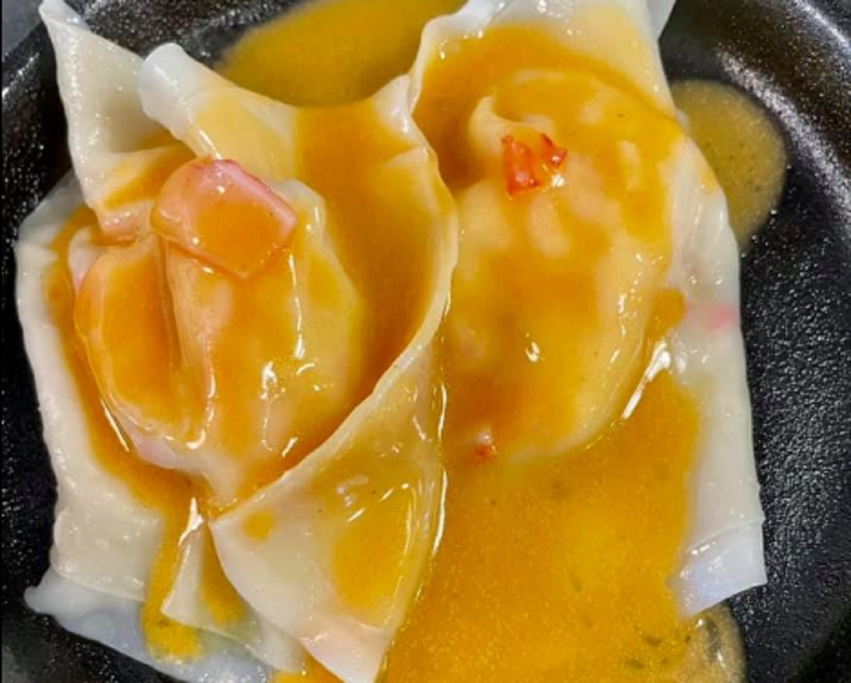 Recette: Raviolis au homard et�crabe, sauce au beurre de homard.
