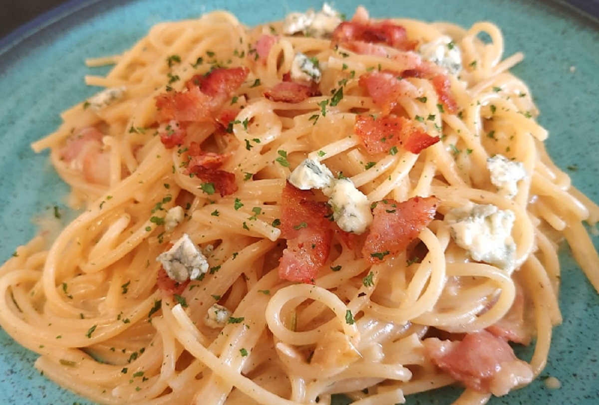 Recette: Spaghetti carbonara au jambon, tomates et fromage bleu.