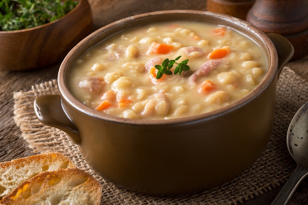 Cette recette de soupe aux pois � l'ancienne vous rappelleras celle de la cabane � sucre.