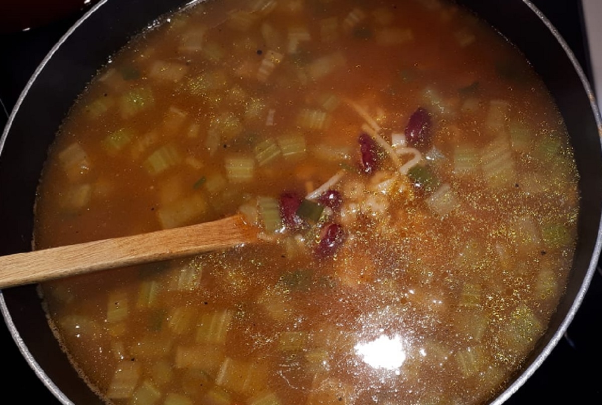 Recette: Soupe poulet, nouilles m�lang�es et haricots rouges.