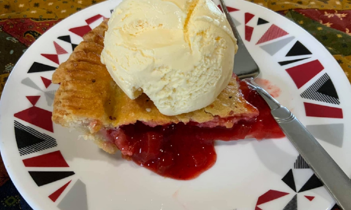 Recette: Tarte � la rhubarbe et aux fraises.