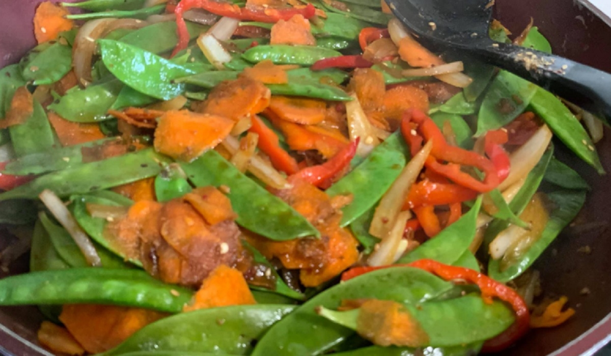 Recette: Salade ti�de de pois mange-tout, carotte, poivron et oignon.