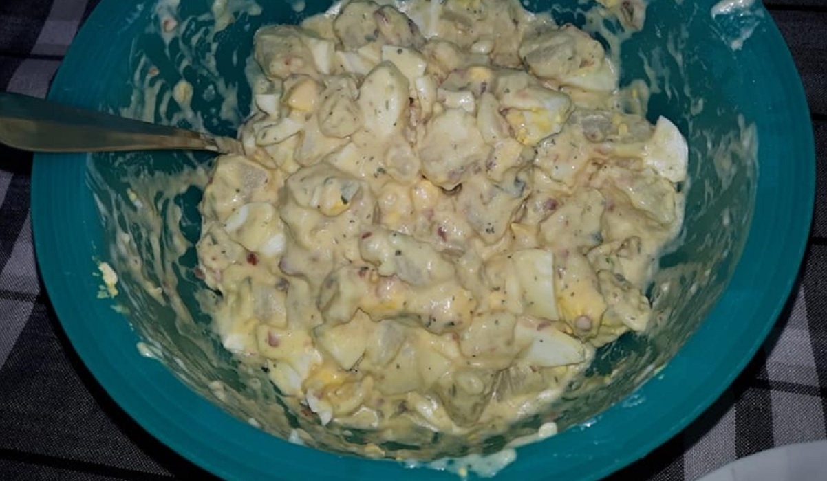 Recette: Salade de pommes de terre aux oeufs et sa sauce  l'ail.
