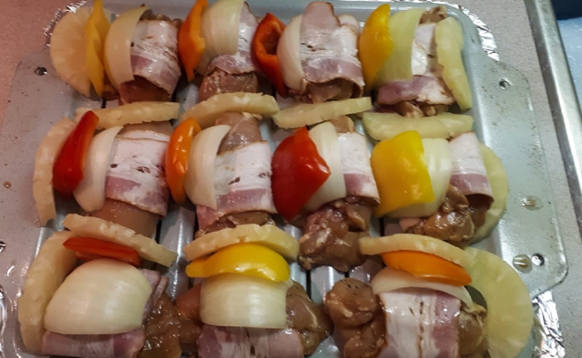Recette: Brochettes de poulet marin� au vin blanc.