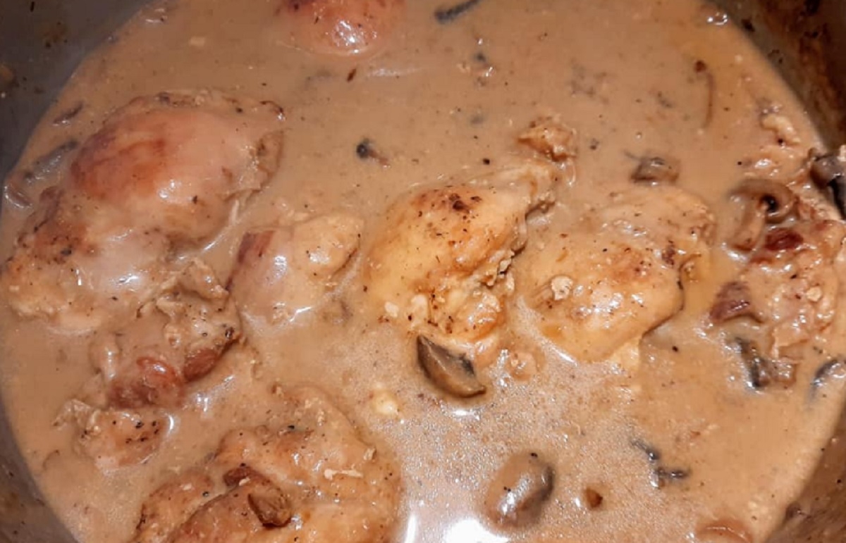 Recette: Hauts de cuisses de poulet  la crme et aux champignons.