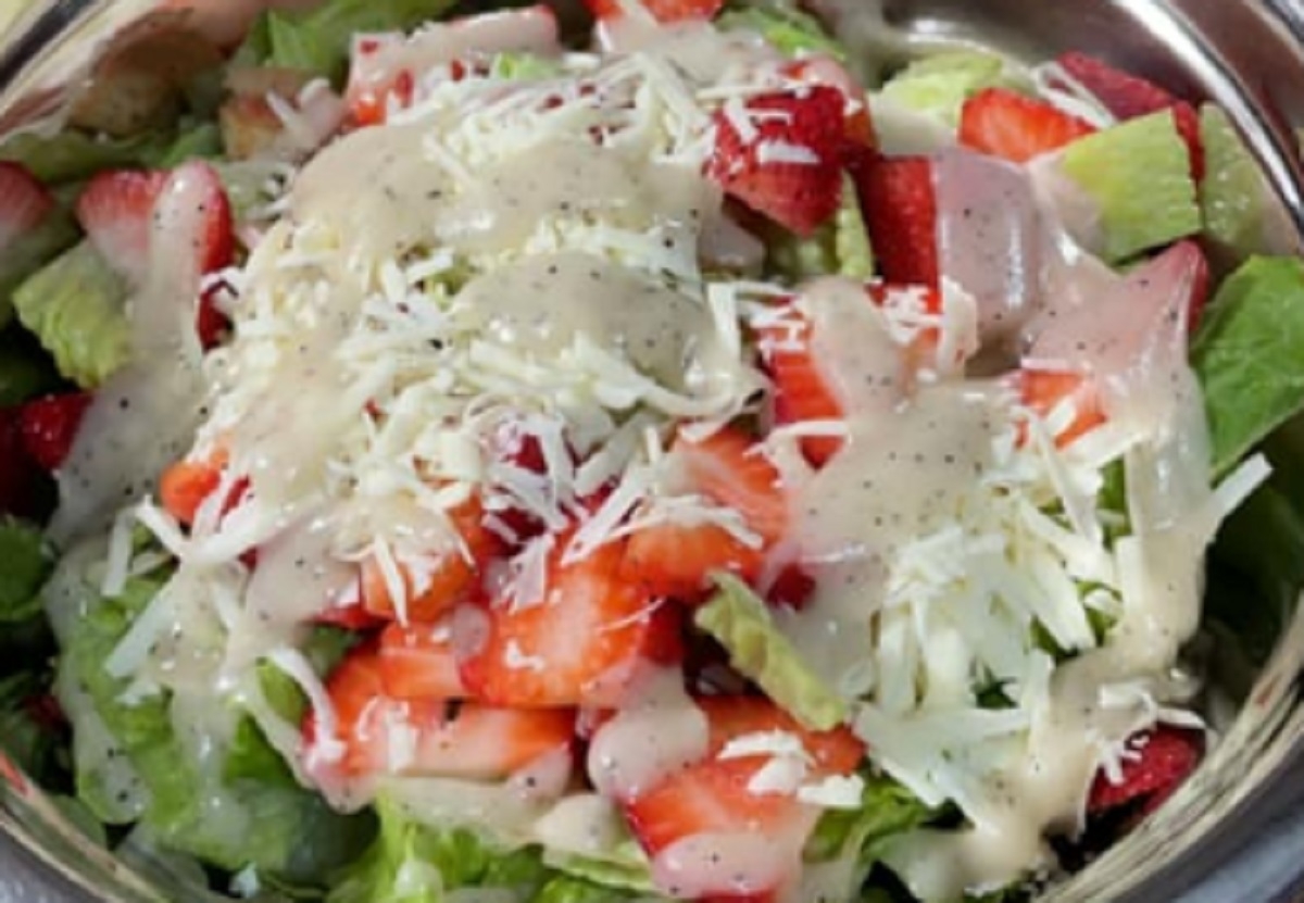 Recette: Salade, fraises et vinaigre balsamique blanc.