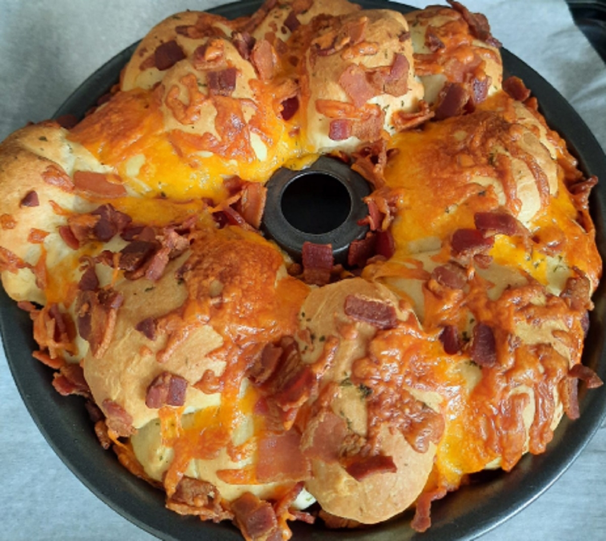 Recette: Couronne de pain au fromage et bacon.