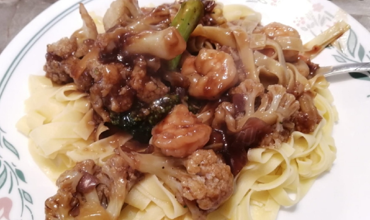 Recette: P�tes aux crevettes, chou-fleur et brocoli �l'asiatique.