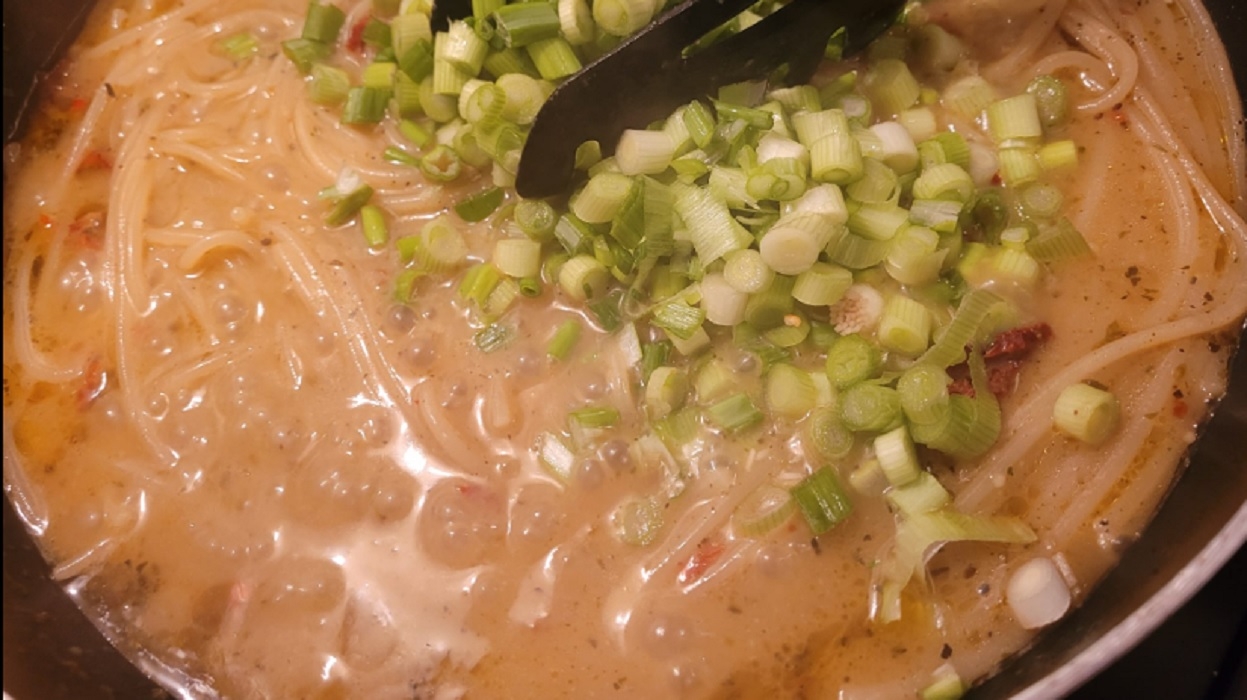 Recette: Spaghetti � la cr�me de poulet et oignons verts.