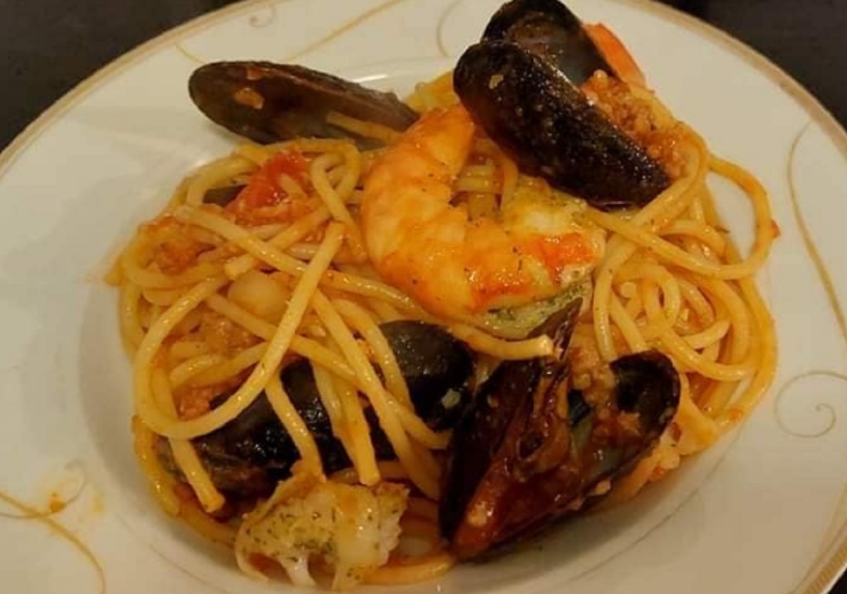 Recette: Spaghetti aux moules, crevettes, cari et safran.