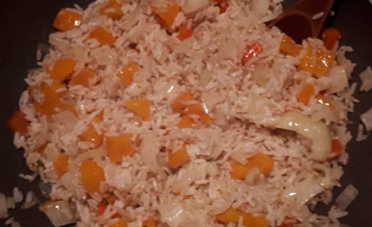 Recette: Riz aux poivrons et aux oignons.