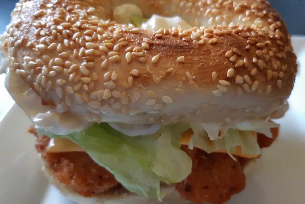 Recette: Bagel au poulet croustillant et pomme.