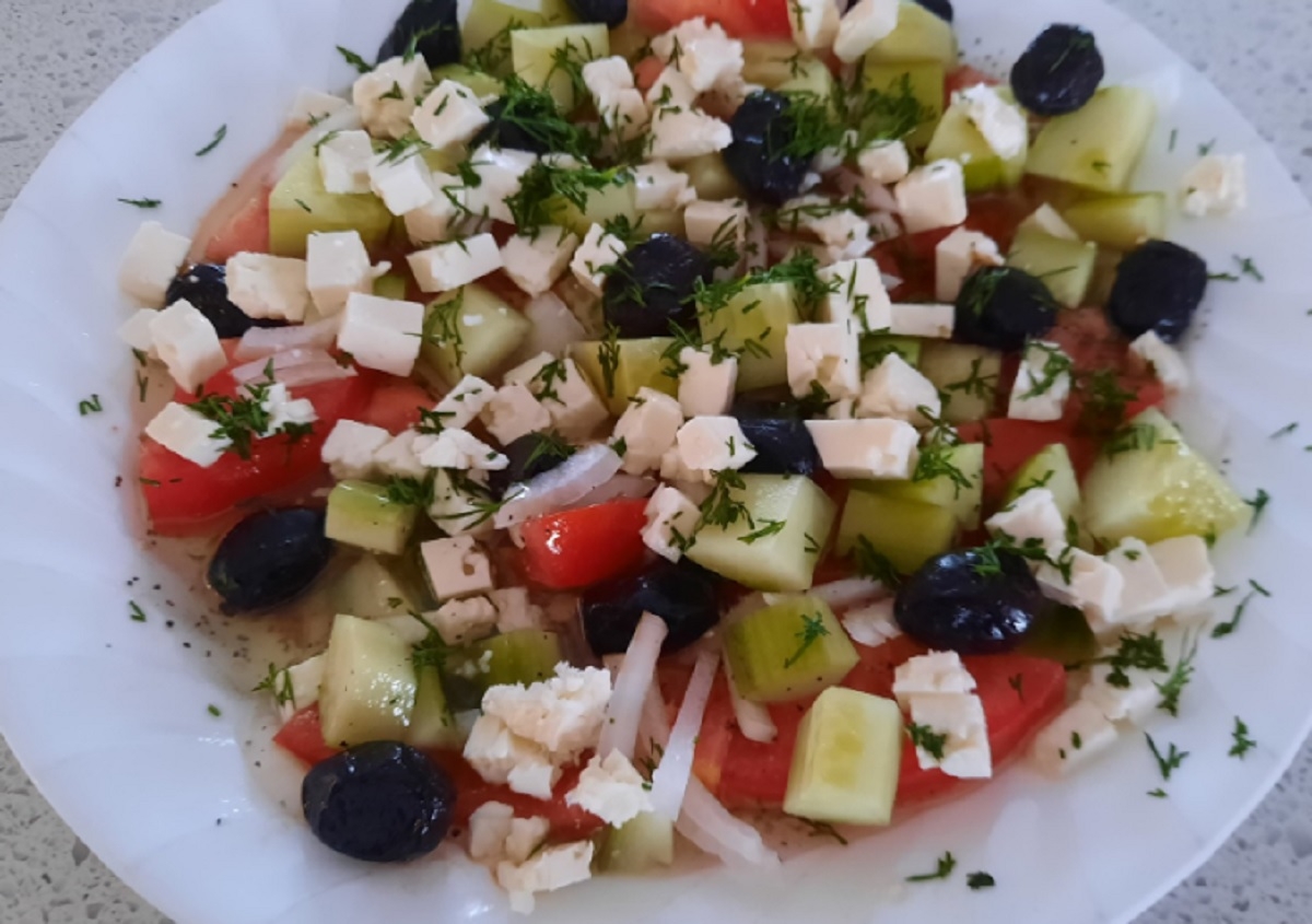 Recette: Salade grecque et aneth fra�che.